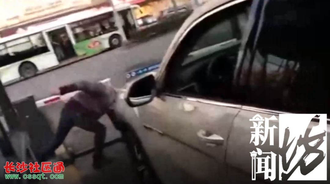 上海一男子为5元停车费怒砸收费系统 结果小区